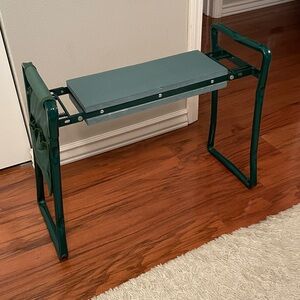 TORELLI Dual Function Garden Bench & Kneeler Lightly Used